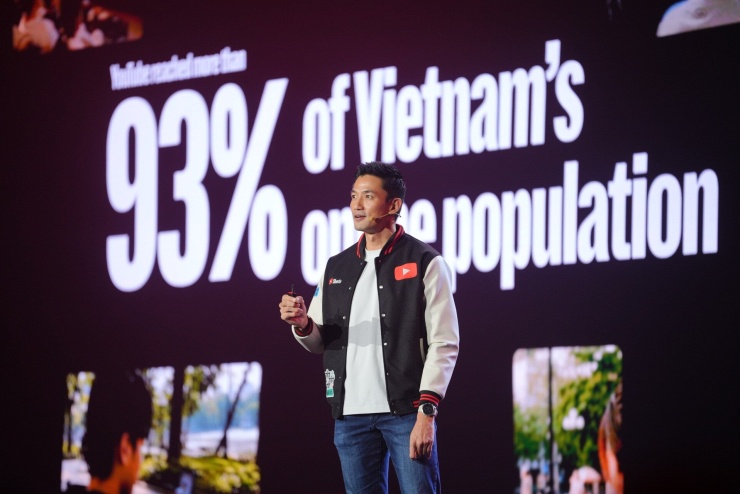 Tổng Giám đốc Google Việt Nam Marc Woo chỉ ra cốt lõi của hệ sinh thái YouTube là sự kết nối giữa các nhà sáng tạo và cộng đồng của họ. Ảnh: Google