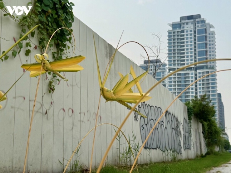 Từ lá dừa, ông Hùng tạo nên nhiều món đồ chơi dân gian ngộ nghĩnh.