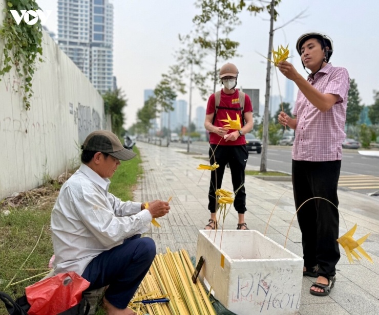 Những món đồ chơi lá dừa gợi lại ký ức tuổi thơ của nhiều thế hệ.
