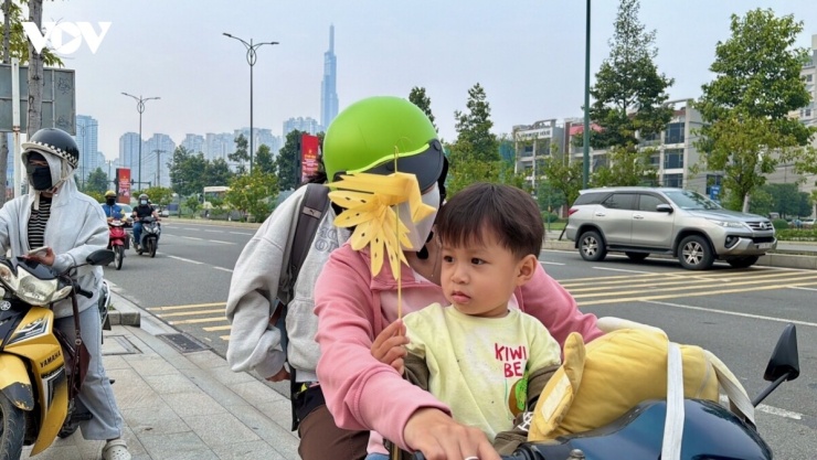 Một em nhỏ được cha mẹ tặng món đồ chơi từ lá dừa