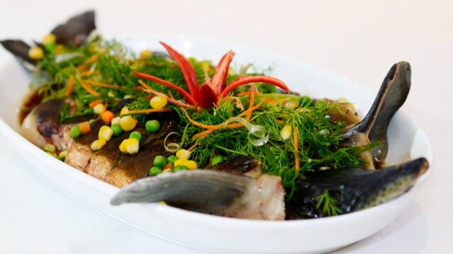 Mẻ là gia vị xuất hiện trong các món ăn đặc biệt như món om, giả cầy, canh chua,... (Ảnh minh hoạ)