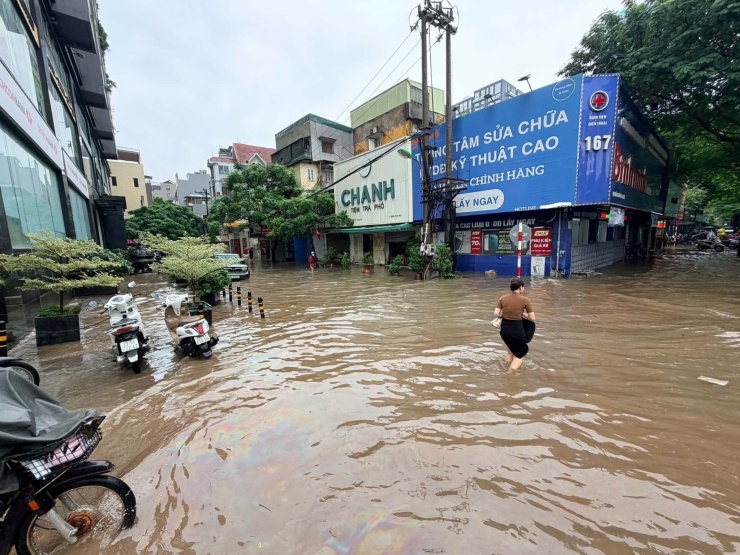 Ngõ 165 Thái Hà trước cửa nhà anh Tuấn vẫn ngập sâu, lúc 9h sáng 17/9. Ảnh: Nhân vật cung cấp