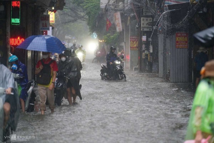 Mưa ngập đường Phùng Khoan, Hà Nội, sáng nay. Ảnh: Giang Huy