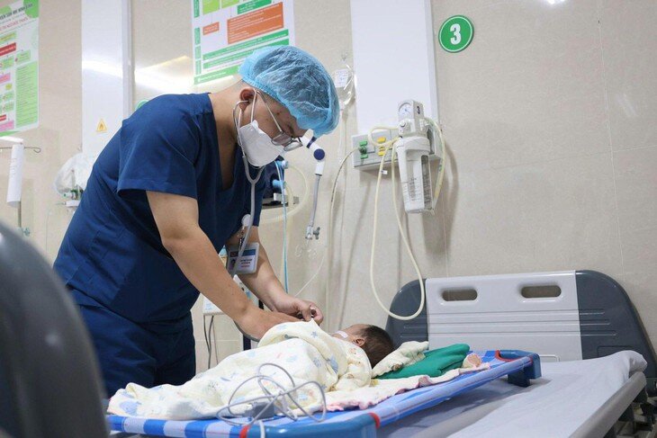 Cấp cứu trẻ 1 tháng tuổi vì người lớn nhỏ nhầm Axit vào miệng. Ảnh: Bệnh viện Sản nhi Ninh Bình