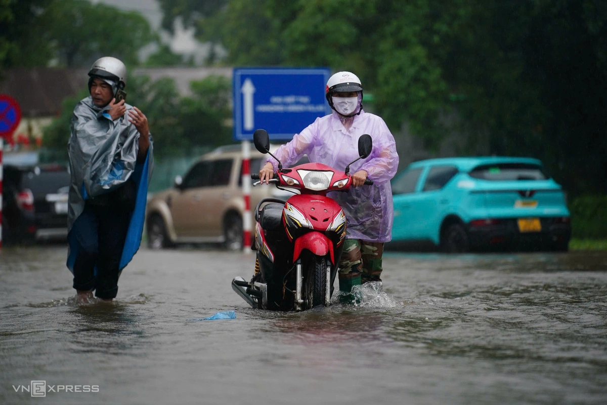 Người dân dắt xe chết máy ở khu vực phường Tây Mỗ. Ảnh: Hoàng Giang