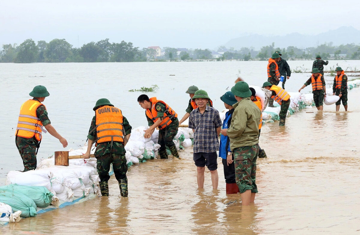 Nước sông Bùi tràn qua đê ngày 16/9. Ảnh: Nguyễn Linh