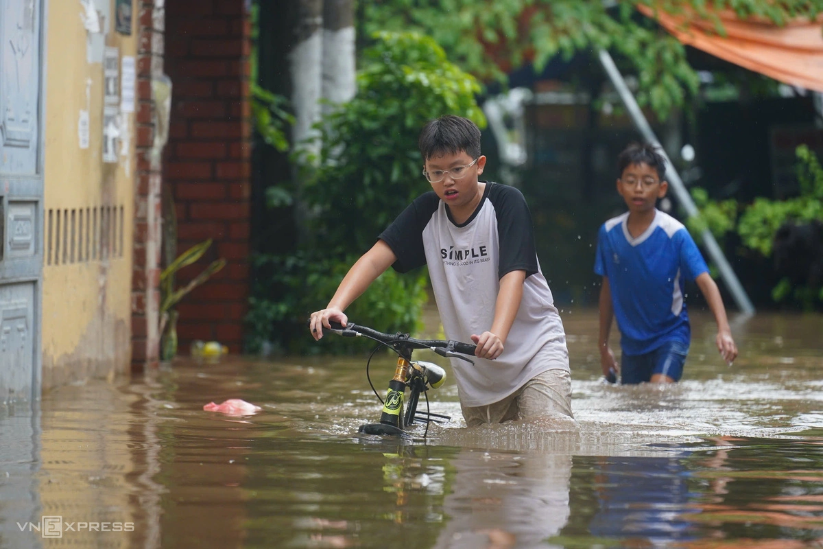 Học sinh được nghỉ học do mưa lớn. Ảnh: Hoàng Giang