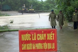Trượt chân ngã xuống suối trên đường đi làm, người đàn ông bị lũ cuốn tử vong