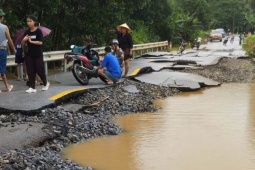 Mặt đường quốc lộ vỡ nát như bánh đa sau lũ