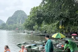 Tạm dừng nhiều điểm du lịch Ninh Bình do mưa lớn