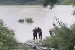 Nghe tiếng kêu cứu, chủ quán cà phê phóng xe 500m đón đầu dòng lũ cứu người