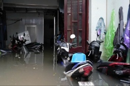 Hơn 3 ngày sống chung với ngập của người dân ở Tứ Liên