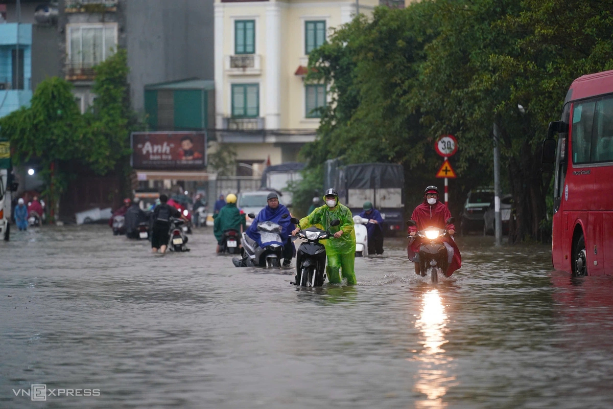Nhiều xe chết máy ở phường Tây Mỗ. Ảnh: Hoàng Giang