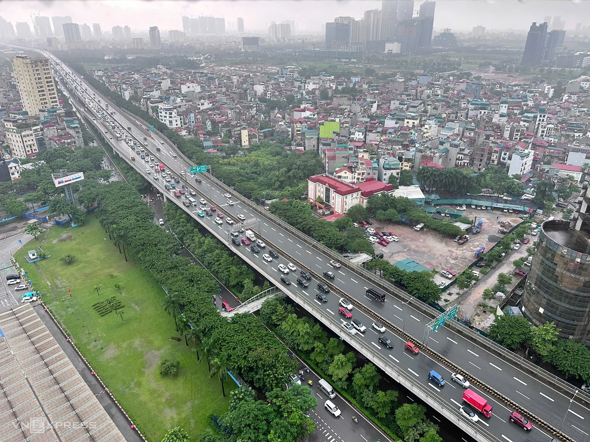 Lúc 8h, xe ùn tắc kéo dài nhiều km trên vành đai 3 trên cao đoạn qua đường Phạm Văn Đồng. Ảnh: Anh Phú