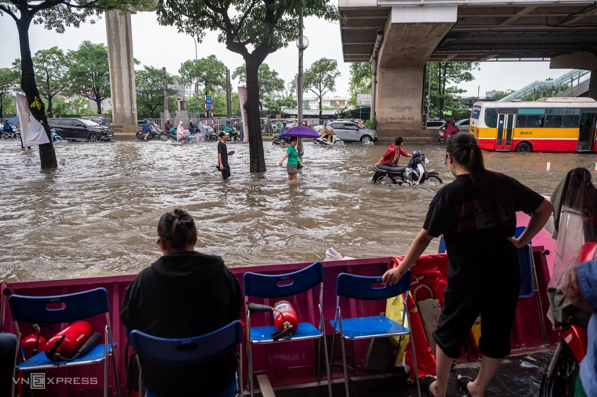 Nhiều nhà dân hai bên đường Phú Diễn thiết kế tấm sắt cao gần một mét chắn nước tràn vào. Ảnh: Thế Bằng