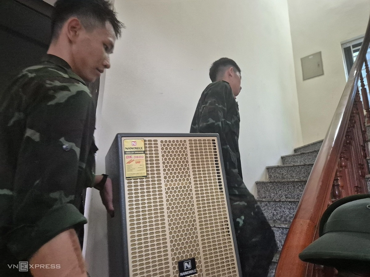 Bộ đội vào khu dân cư ở xã Xuân Mai hỗ trợ người dân di tản đồ đạc. Ảnh: Gia Chính