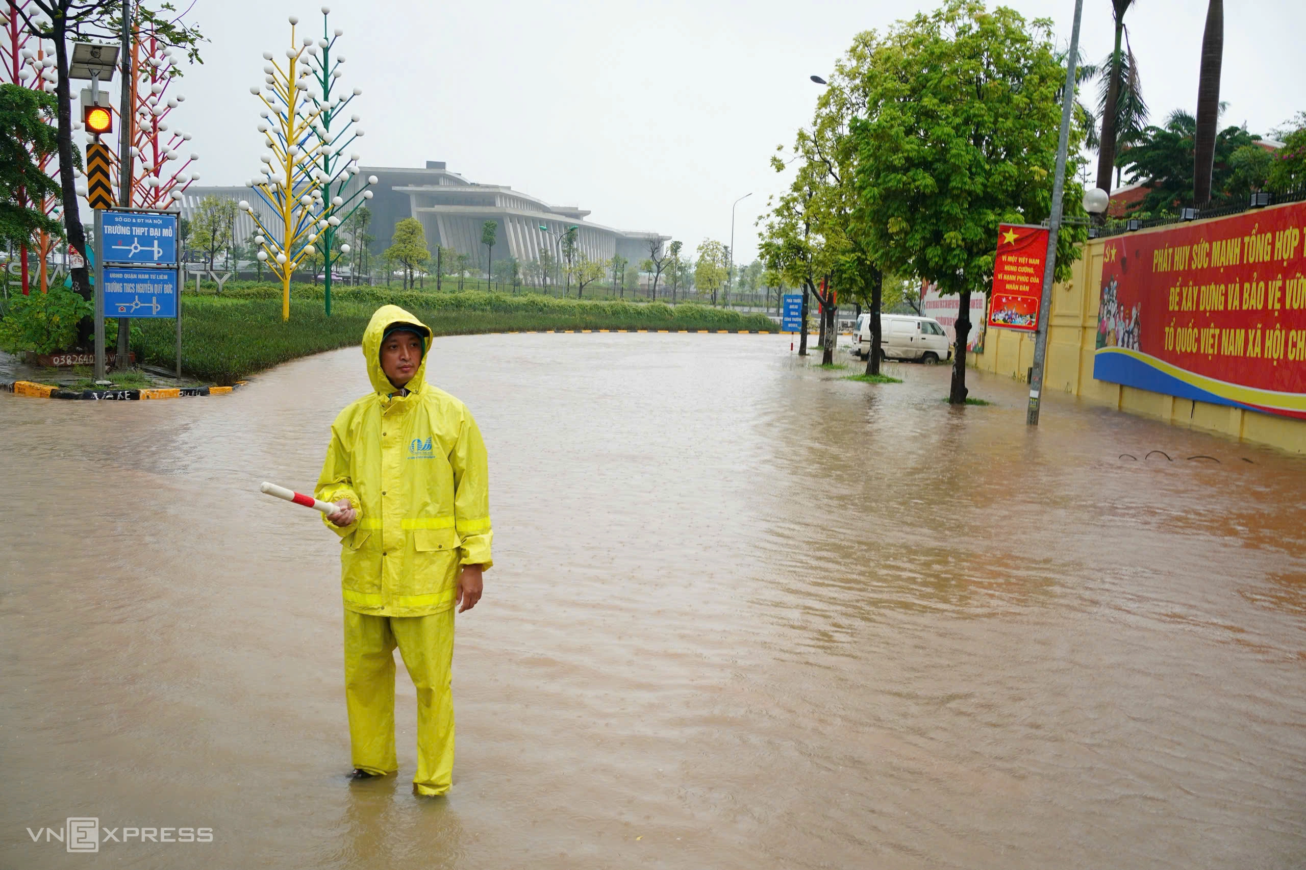 Lực lượng chức năng điều tiết giao thông trước khu vực hầm chui gần Bảo tàng Quân sự Việt Nam. Ảnh: Hoàng Giang