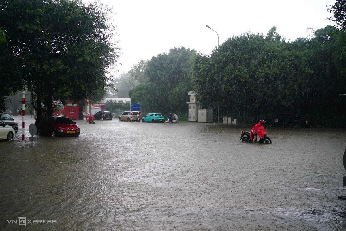 Nước ngập mênh mông ở phường Tây Mỗ. Ảnh: Hoàng Giang