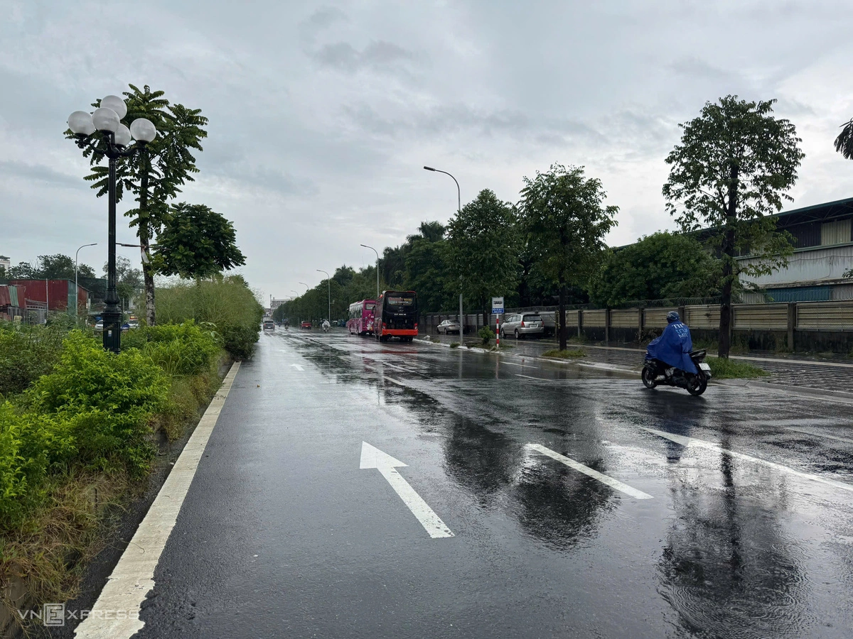 Đường Vĩnh Hoàng, phường Vĩnh Hưng có lúc ngập sâu nhưng đến hơn 8h đã hết ngập. Ảnh: Giang Huy