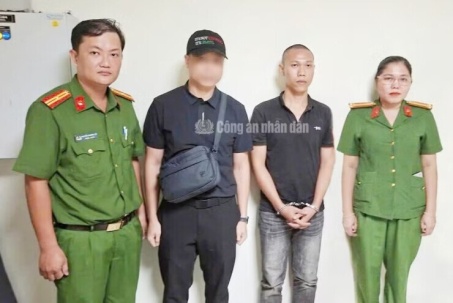 Bị truy nã rồi dụ dỗ người tình "nhí" trốn sang Lào