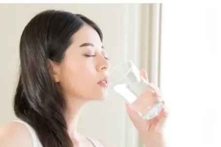 Điều gì xảy ra khi uống nước vào buổi sáng?