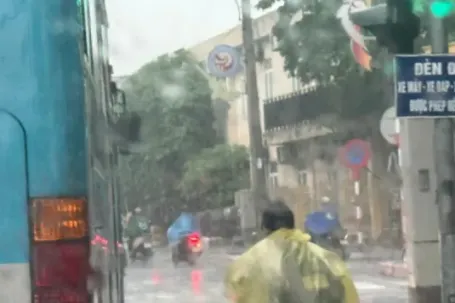 Nhiều trường học tại Hà Nội thông báo phụ huynh đón con sớm