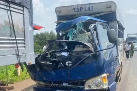 Xe tập lái va chạm ô tô tải đậu bên đường, giáo viên dạy lái tử vong