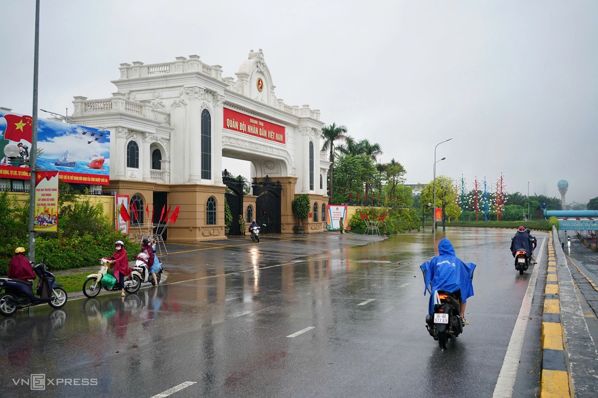 Các phương tiện di chuyển qua trụ sở Tổng cục Công nghiệp quốc phòng. Ảnh: Hoàng Giang