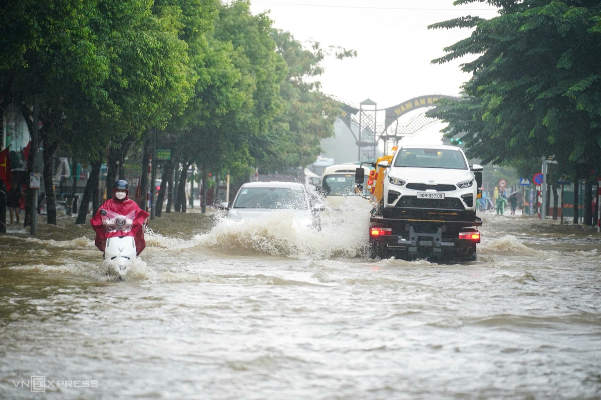 Xe cứu hộ ôtô chết máy ở phường Tây Mỗ. Ảnh: Hoàng Giang