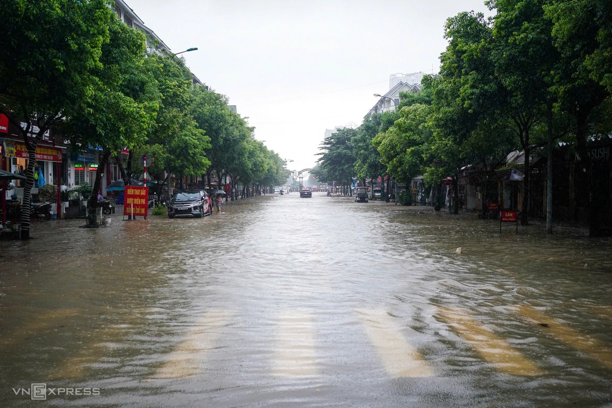Nước lênh láng một góc khu đô thị Nam An Khánh. Ảnh: Hoàng Giang