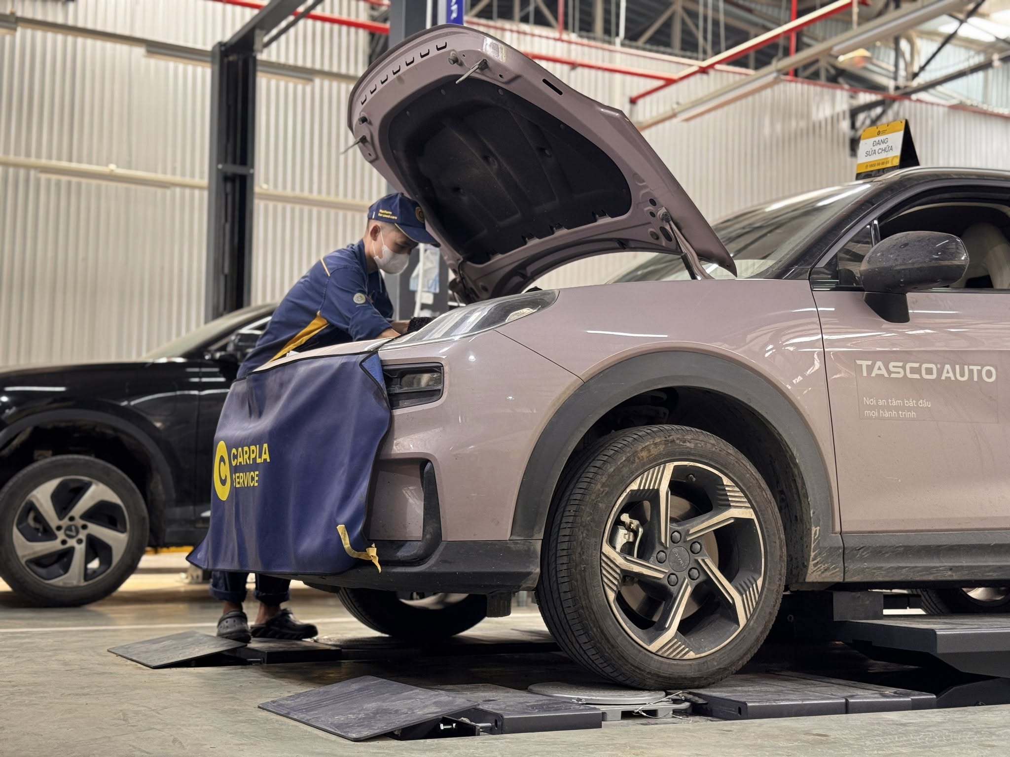Kỹ thuật viên Carpla Service thực hiện kiểm tra, bảo dưỡng Lynk &amp; Co 06.