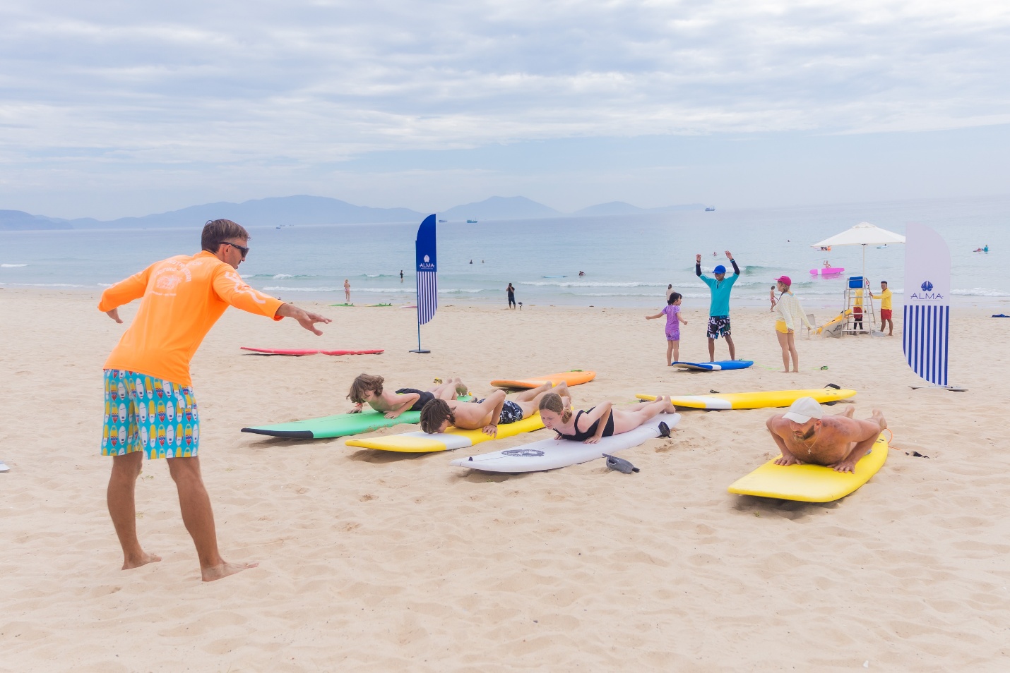 Lớp học Surfing Camp được thiết kế kỹ lưỡng với quy mô vừa và nhỏ, cứ 4 người sẽ thành 1 nhóm để các huấn luyện viên riêng chuyên nghiệp đến từ cộng đồng Cam Ranh Surfing Camp hướng dẫn.