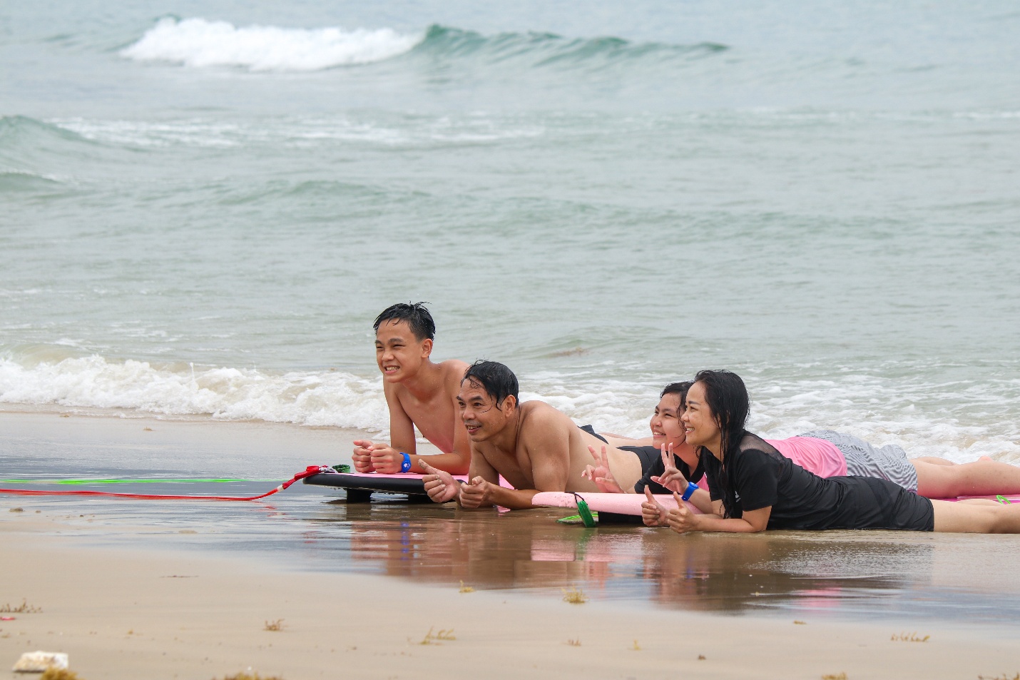 Đu trend lướt ván biển ở Cam Ranh: Trải nghiệm khó quên tại thiên đường nghỉ dưỡng Alma Resort - 1