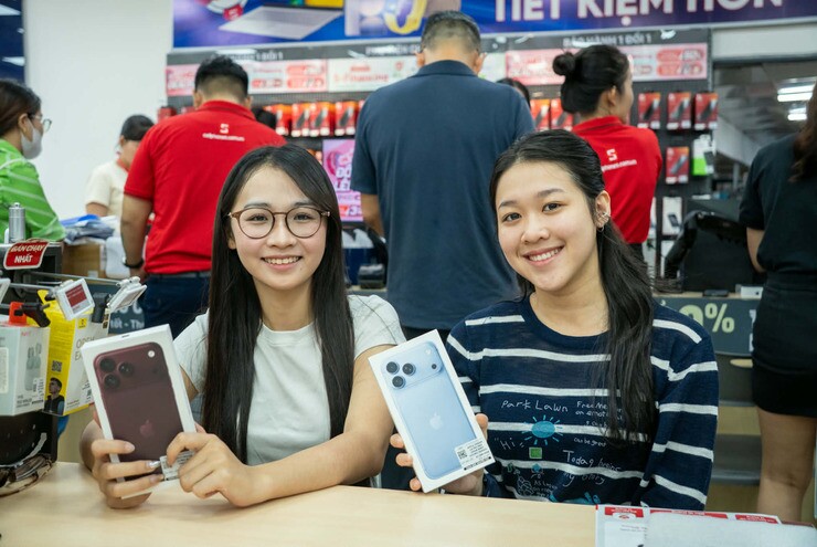 Những người đầu tiên sở hữu iPhone 18 Pro series tại Việt Nam, nói gì?