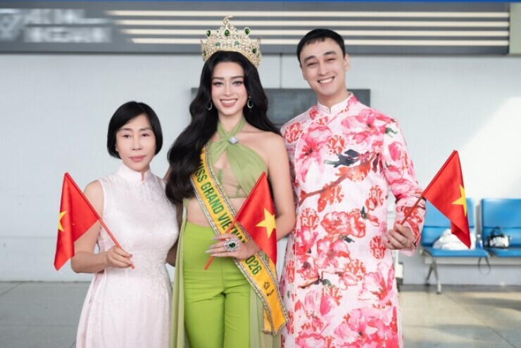 Mẹ Emoura Phạm khóc tiễn con thi Miss Grand International