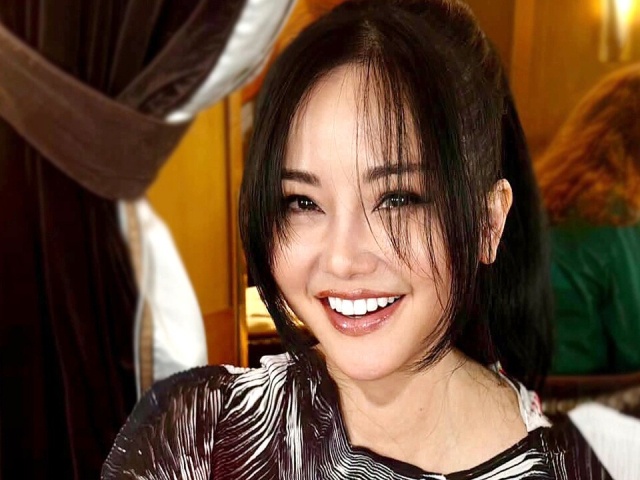 Khoảnh khắc hạnh phúc của các cặp đôi sao Việt luôn mang lại nhiều cảm xúc cho ngày cưới.