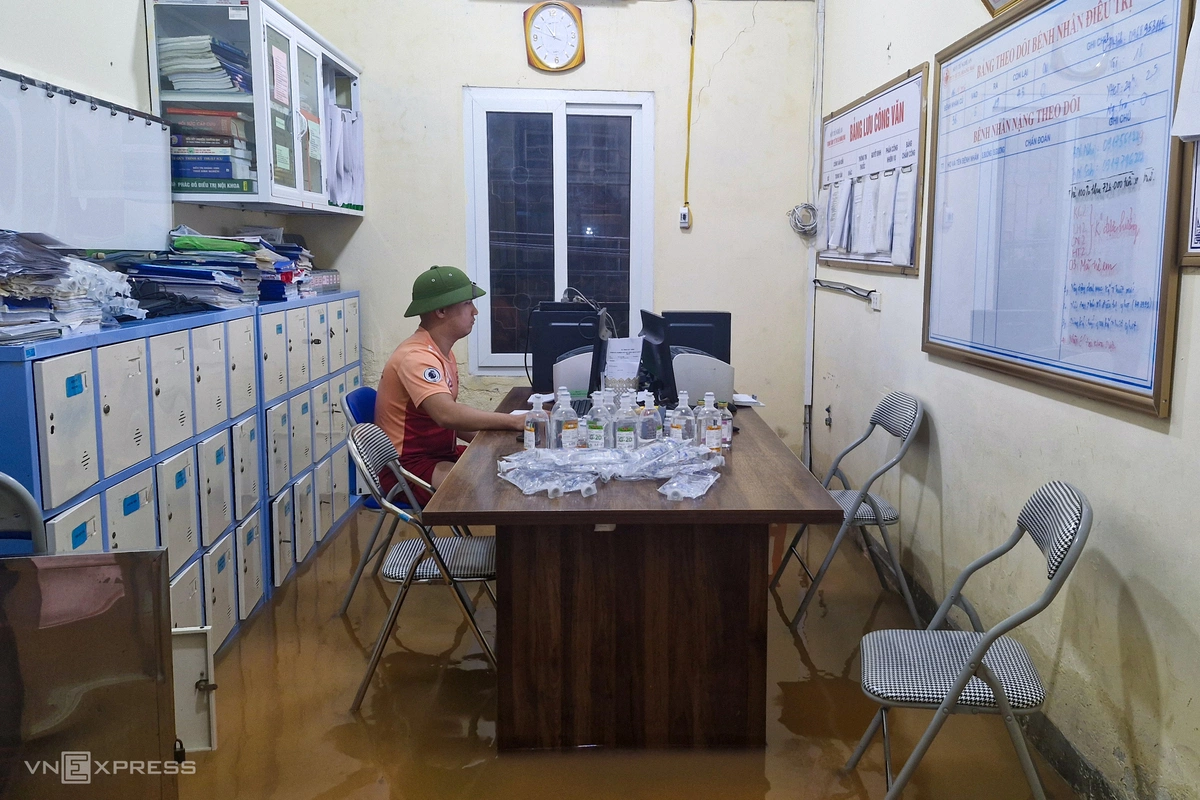 Trung tâm y tế vừa 'chạy lụt' vừa khám bệnh - 6