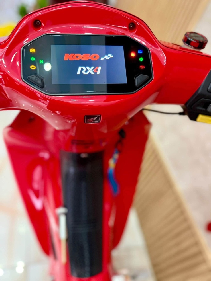 Honda Wave 125 đời 2005 lên dàn đồ hiệu hơn 500 triệu đồng - 5