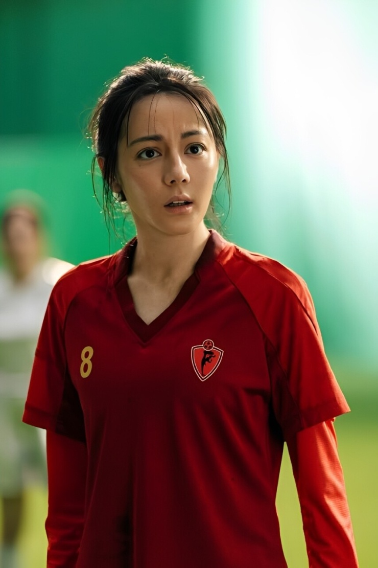 Theo Sina, vai diễn trong Kung Fu Female Football yêu cầu hình ảnh khác với phong cách thường thấy của Địch Lệ Nhiệt Ba. Ảnh: Weibo Nhiệt Ba Gia Hành Studio