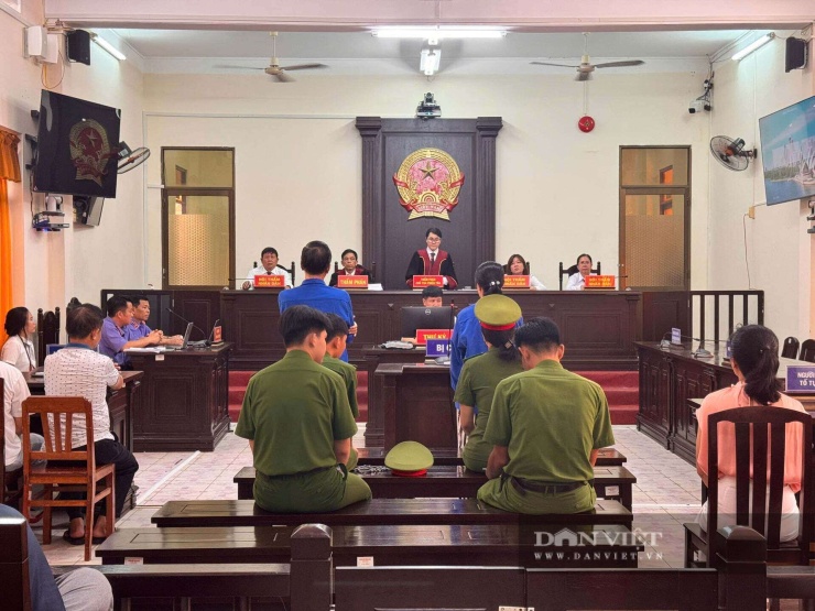 Quang cảnh phiên xét xử sáng 18/9. Ảnh: Hồng Cẩm