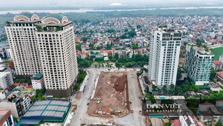 Từ vị trí dự kiến đặt tháp, không gian mở của sông Hồng tạo điều kiện để công trình liên hệ trực quan với hệ thống cảnh quan ven sông. Phía đối diện là không gian bãi và mặt nước, trong khi phía sau công trình là khu vực đô thị phía Tây Hà Nội.