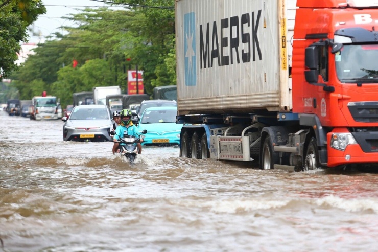 Hà Nội vừa ngập diện rộng sau đợt mưa lớn kéo dài từ hôm 14/9 đến trưa 17/9. Tổng lượng mưa hàng loạt trạm đo vượt 400 mm. Mực nước tại các sông hồ nội đô dâng cao vượt báo động 2, hàng loạt tuyến phố ngập sâu, gây rối loạn giao thông, đảo lộn sinh hoạt của người dân.