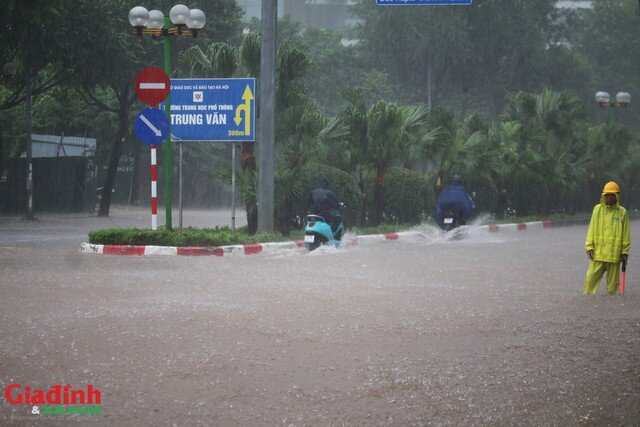 Mưa lớn khiến nhiều khu vực tại Hà Nội ngập sâu. Ảnh: Trung Sơn.&nbsp;