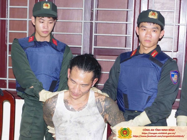 Đối tượng “Đức Cộng” tại cơ quan Công an. Ảnh: Công an Ninh Bình