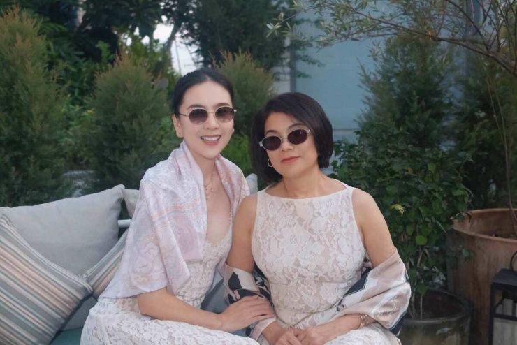 Ngôi sao dẫn nguồn từ trang cá nhân của MC Mai Ngọc, trong đó cô khoe mẹ gần 60 tuổi vẫn trẻ đẹp, sành điệu. MC nói từ khi sinh con trai, cô càng hiểu và thương mẹ, muốn dành cho bà nhiều thời gian hơn.&nbsp;
