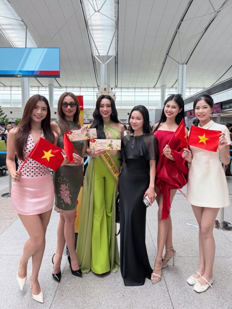 Các người đẹp ủng hộ tinh thần cho cô.