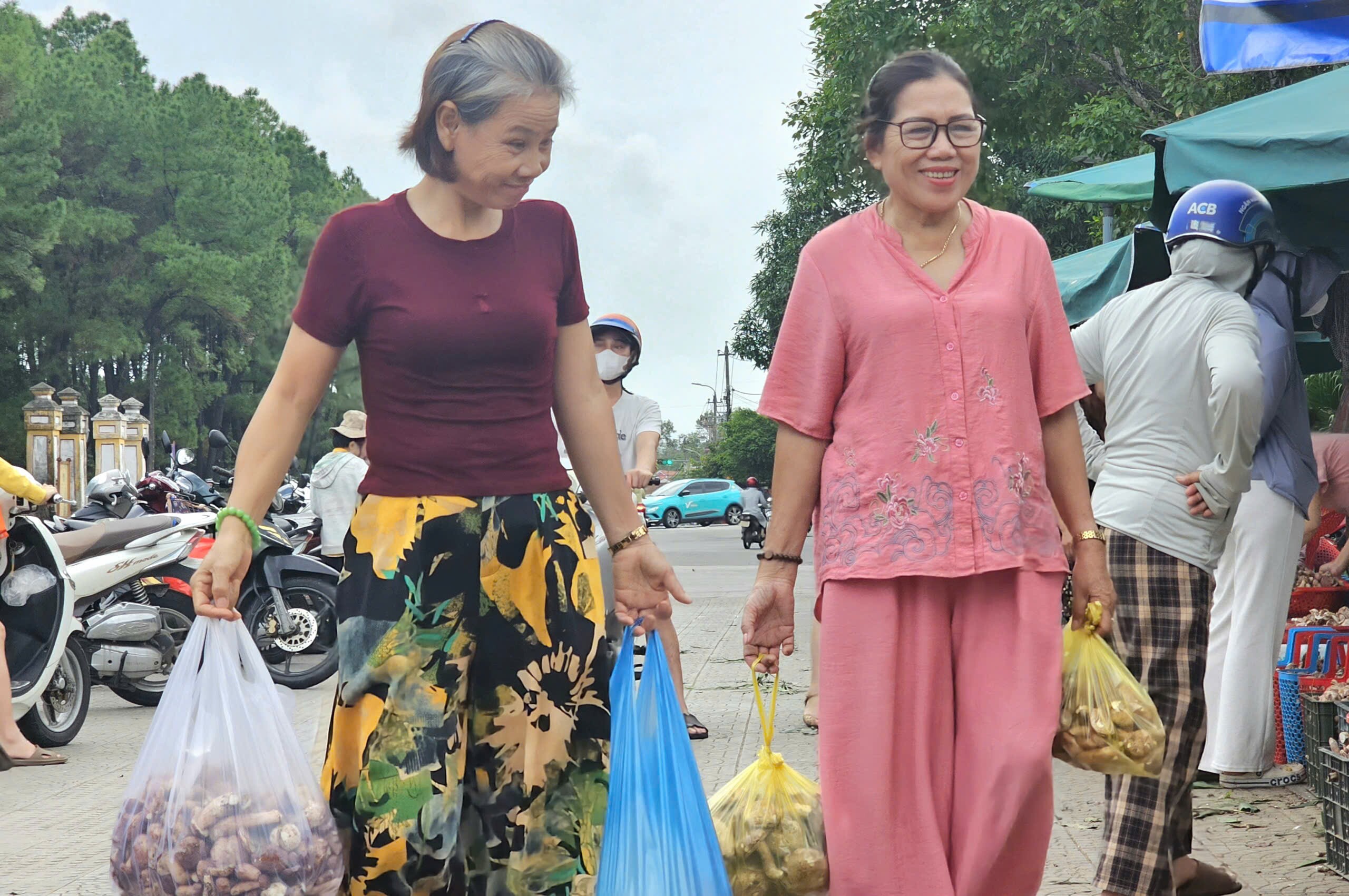 "Chợ" nấm luôn nhộn nhịp người mua bán. Ảnh: H.D.