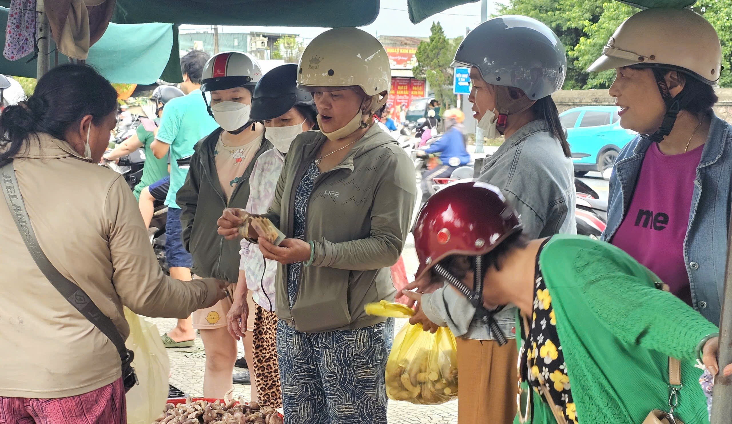 "Chợ" nấm luôn nhộn nhịp người mua bán. Ảnh: H.D.