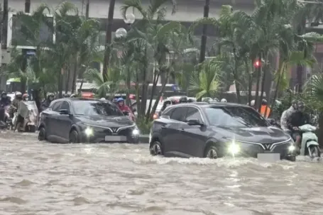 Lưu ý an toàn khi lái xe ô tô qua vùng ngập