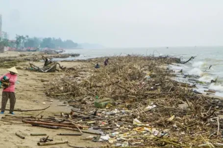 Bãi biển Sầm Sơn ngập rác